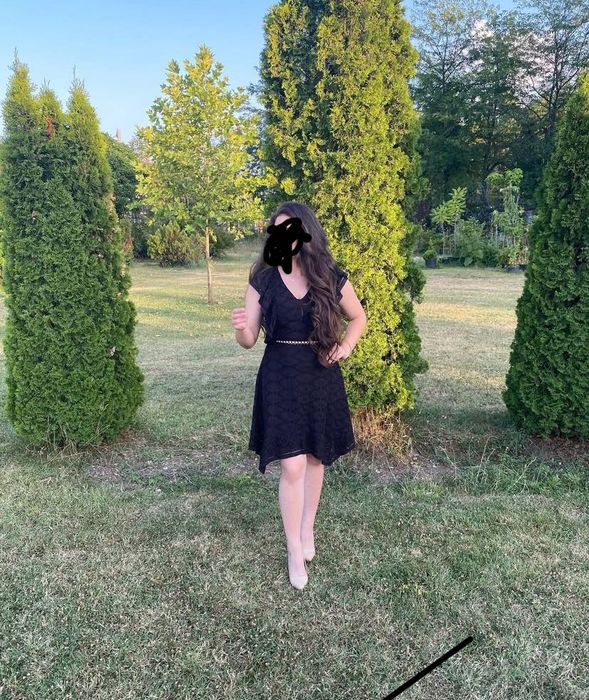 Къса черна рокля