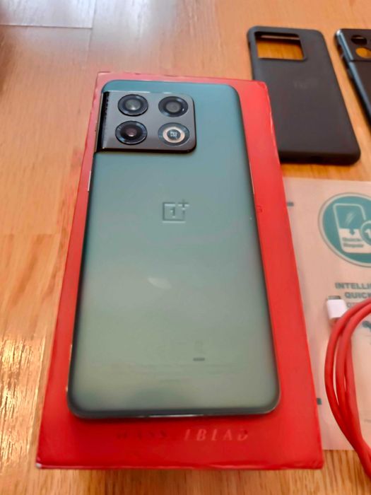 OnePlus 10 Pro 12GB RAM / 256GB – stare foarte bună + 2 huse + 2 folii