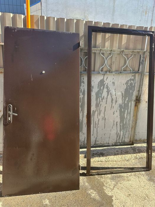 Продам железную дверь