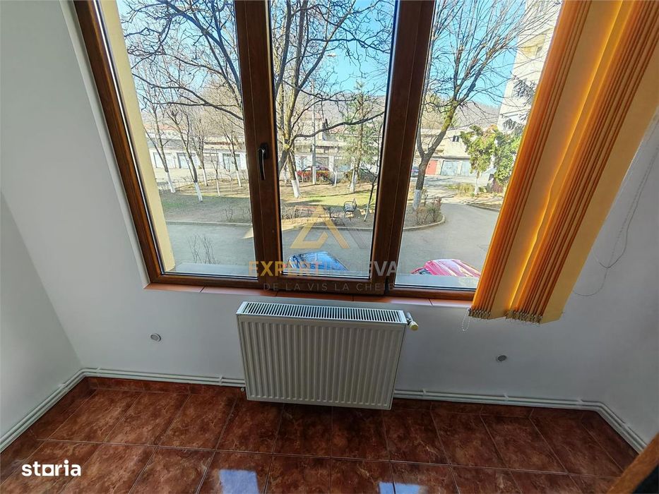 Apartament 3 camere decomandat 70 mp utili si garaj mare sub bloc