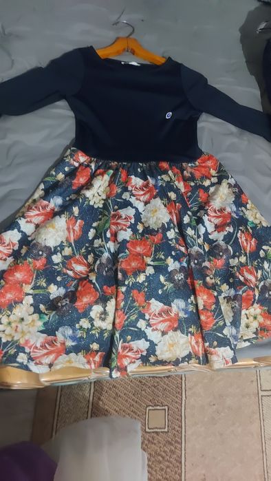 Продам платья для девочки 5-6 лет и 13-14 лет