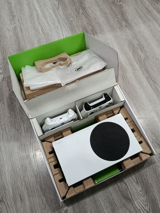 Продам свой Xbox series s + 2 геймпада + 6 месяцев Game Pass Ultimate