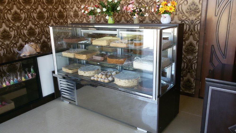 Холодильник витрина для торт и разные пичёное