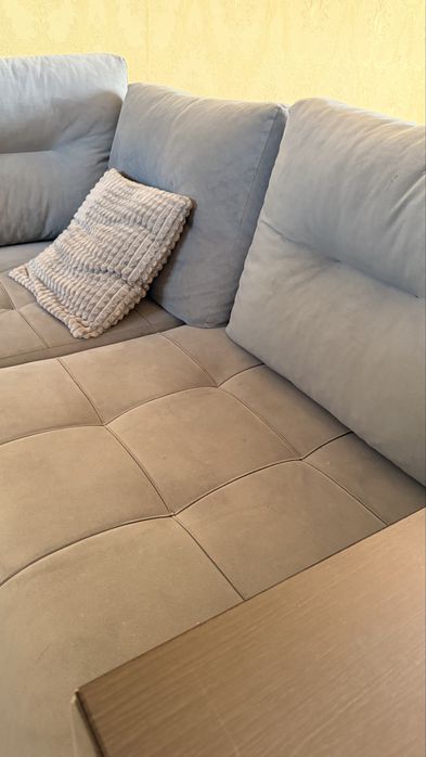 Продам угловой диван с подушками