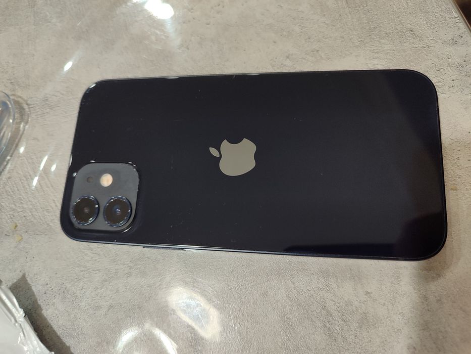 Срочно продам айфон 12