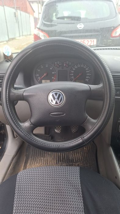 Vând golf Volkswagen benzina ,16,în stare bună distribuția schimbata