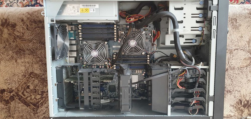 Продавам Lenovo ThinkStation D20 K1