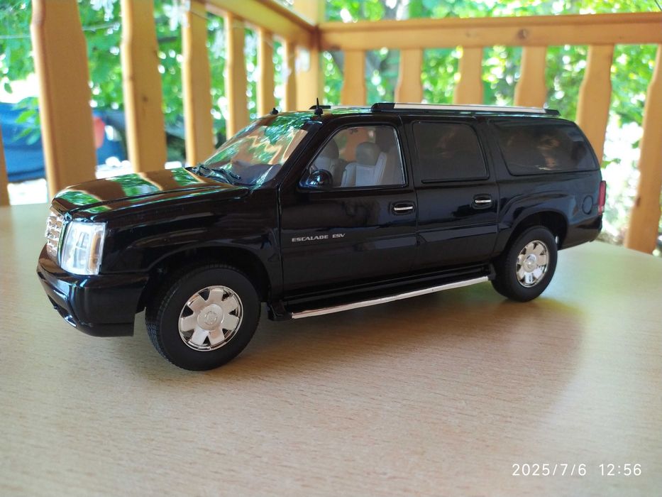 1 : 18 Метален модел на Cadillac Escalade ESV 2003, Ricko
