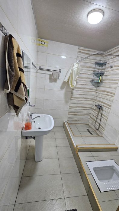 Hovli sotiladi yangi raddomni ro'parasida 6 sotix