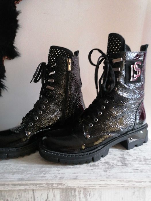 Дамски боти естествен лак с капси.