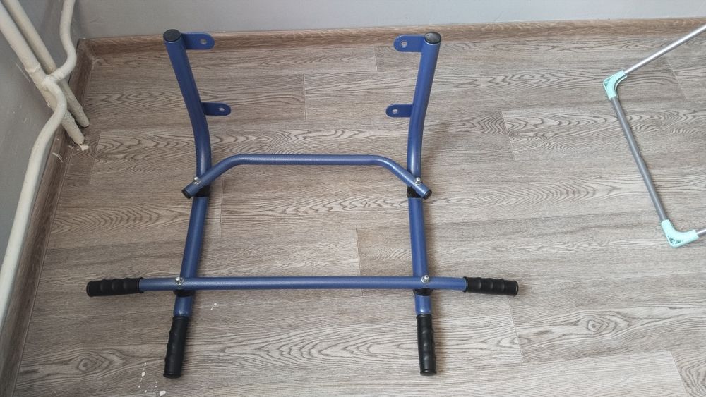 Турник настенный