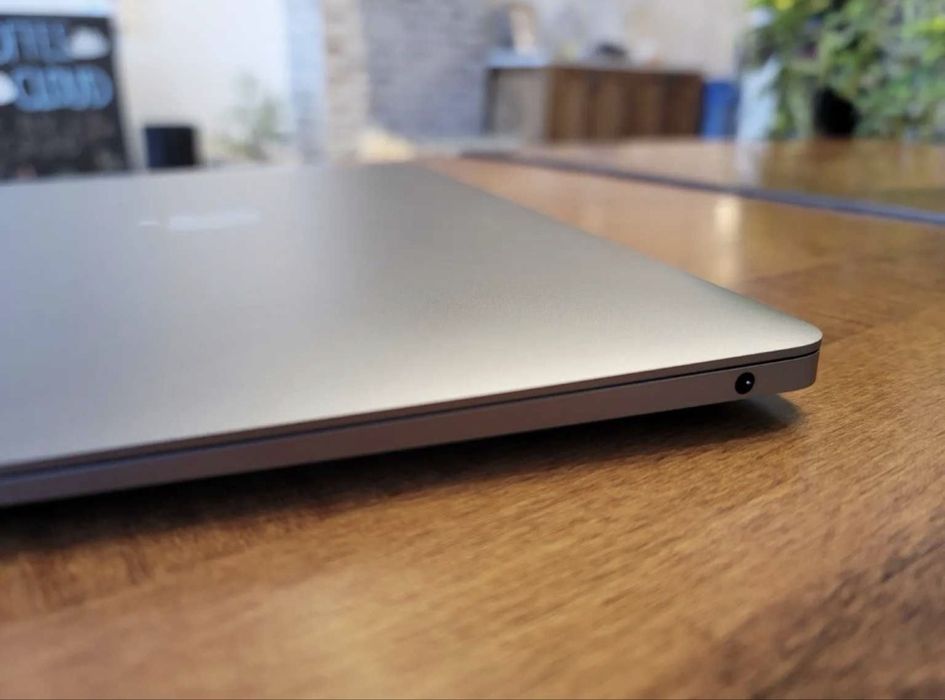 MacBook Air ca NOU , 2020 ,Viata Baterie 99%