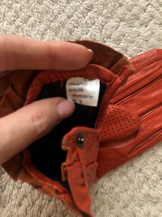 Кожени ръкавици в ефектен цвят