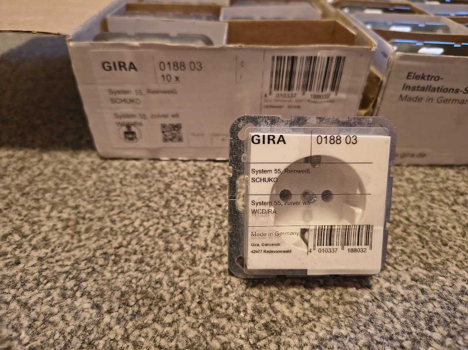 Priză Gira- SCHUKO 16 A 250 V. Conectori cu cleme, alb pur lucios. 418803