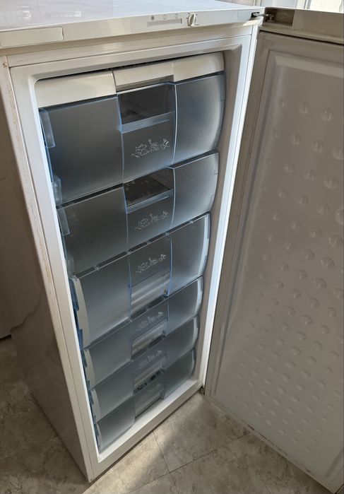 Фризер Beko вертикален 190 литра