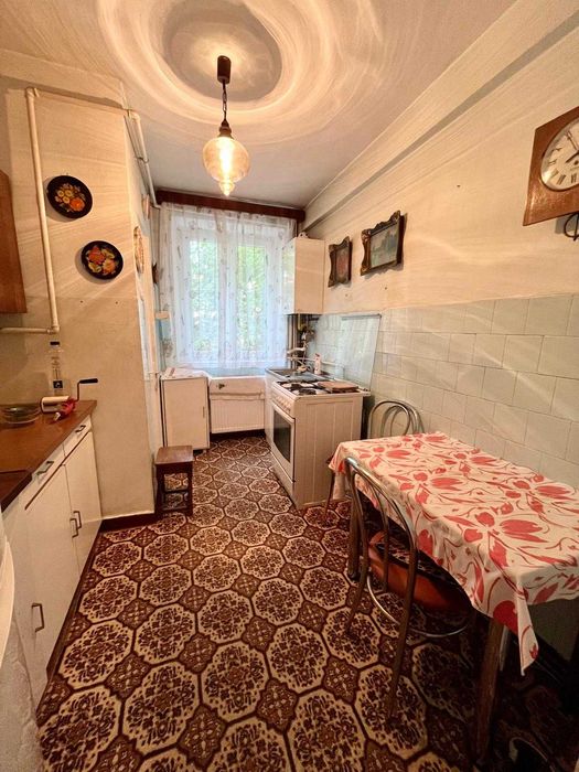 Apartament cu 3 camere si balcon etajul 1 decomandat