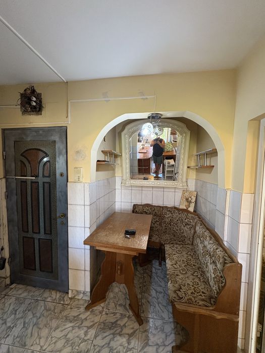 Vand apartament cu 2 camere decomandat in zona crihala