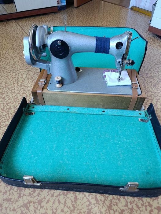 Продам Швейную Машинку.Пользовались 6-7раз.Практически новая.В идеальн