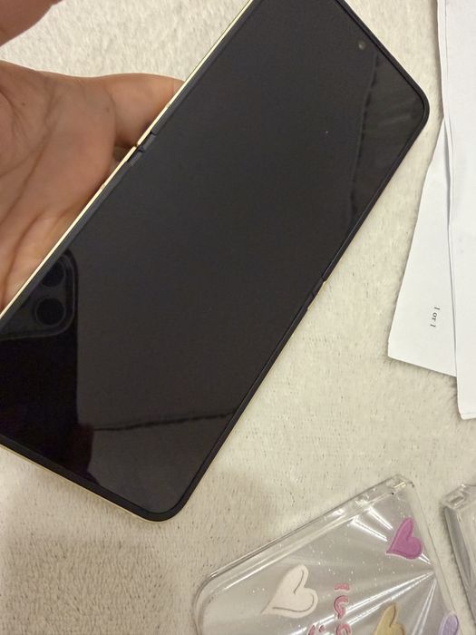 Samsung galaxy z flip 6 като нов в гаранция