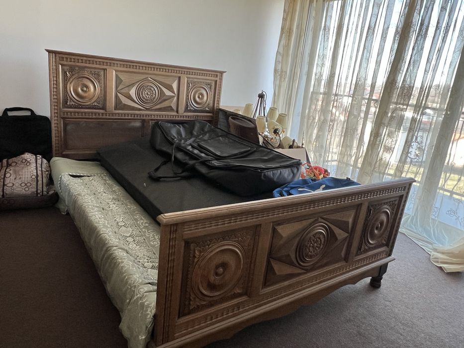 Vand mobila vintage din lemn de stejar masiv,cu sculpturi