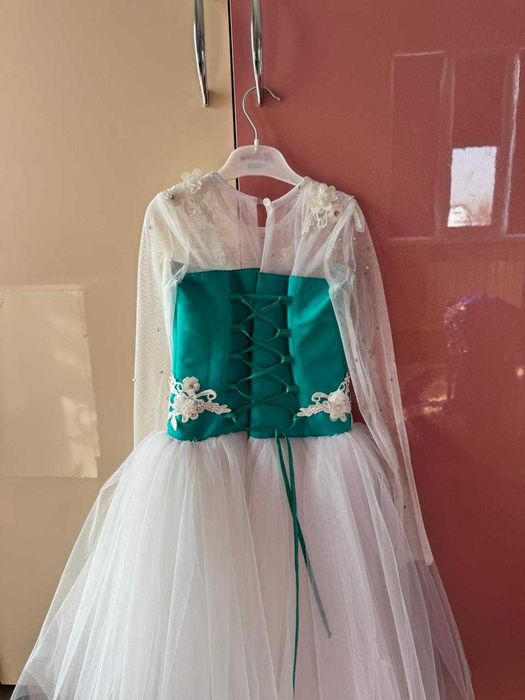 Пышное белое платье для девочки (5–7 лет)