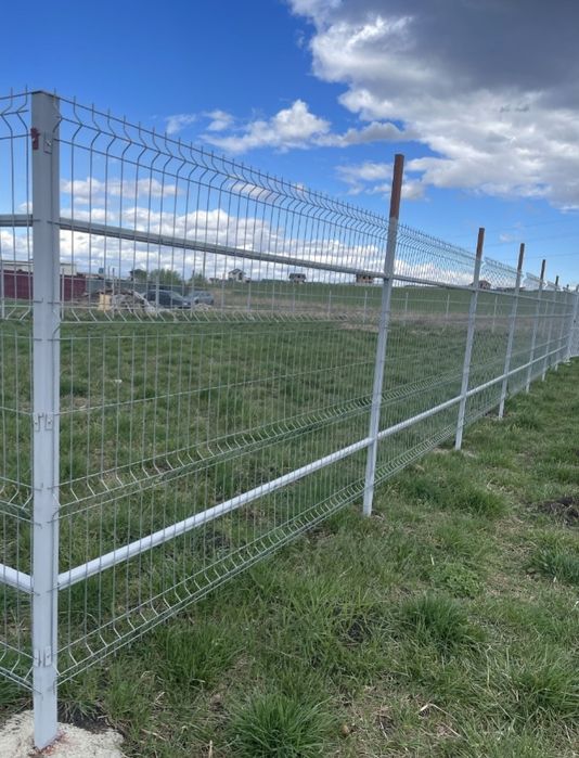 Confecționăm garduri și porți la comanda clientului