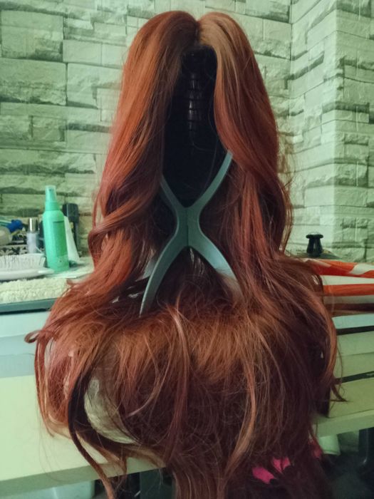 Червена дълга перука