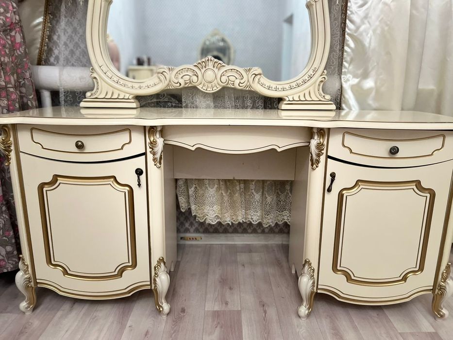 Продаю зеркало с тумбами