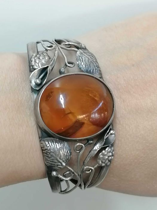 Масивна сребърна гривна с кехлибар