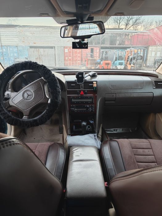 Мерседес w202 C220.