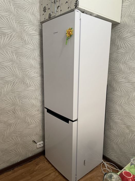 продам холодильник Indesit