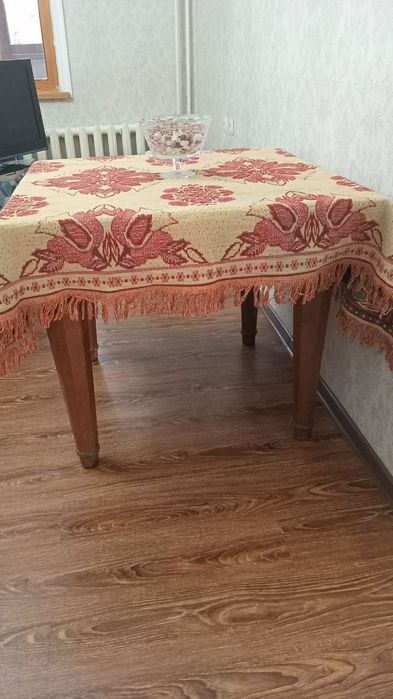 Стол дубовый, антикварный разм.98×98см, раскладной до 2метров.!