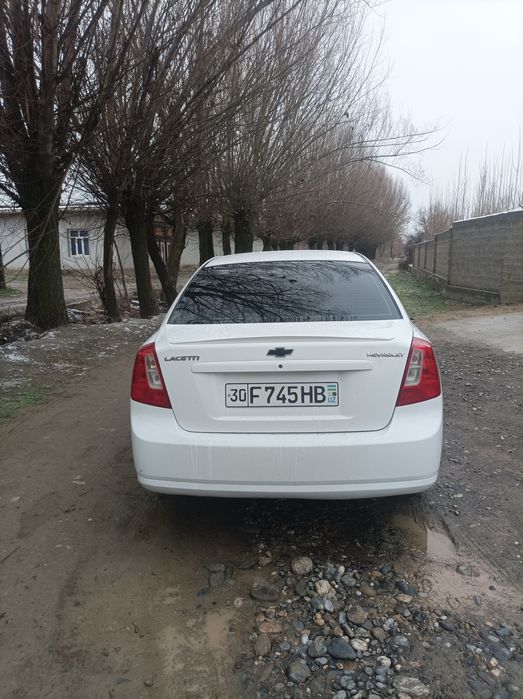 Lacetti 1.8 sotiladi