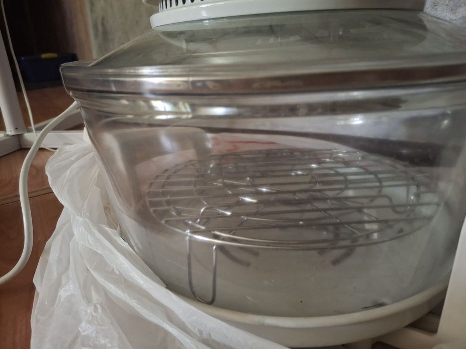 Продам конвекционую печь скарлет