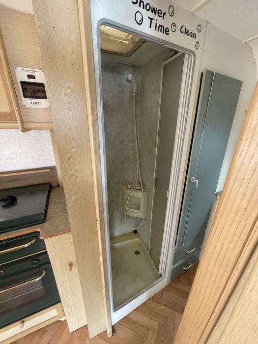 Rulotă Sterling Voyager 460 NT | Baie + Duș | Frigider | Foarte spațioasă