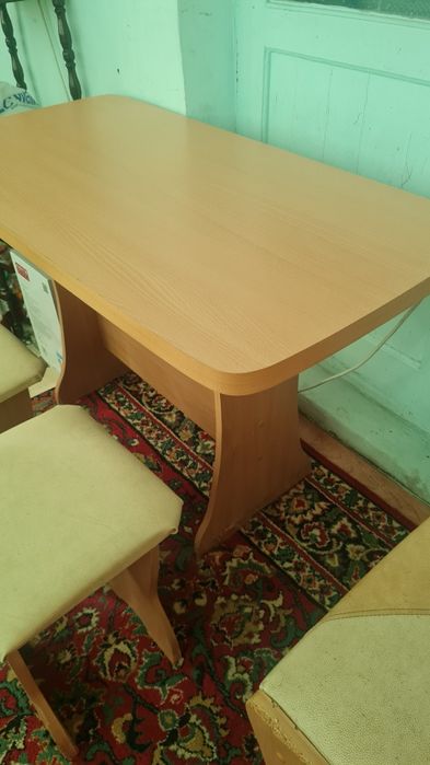 Кухонный стол со сткльями