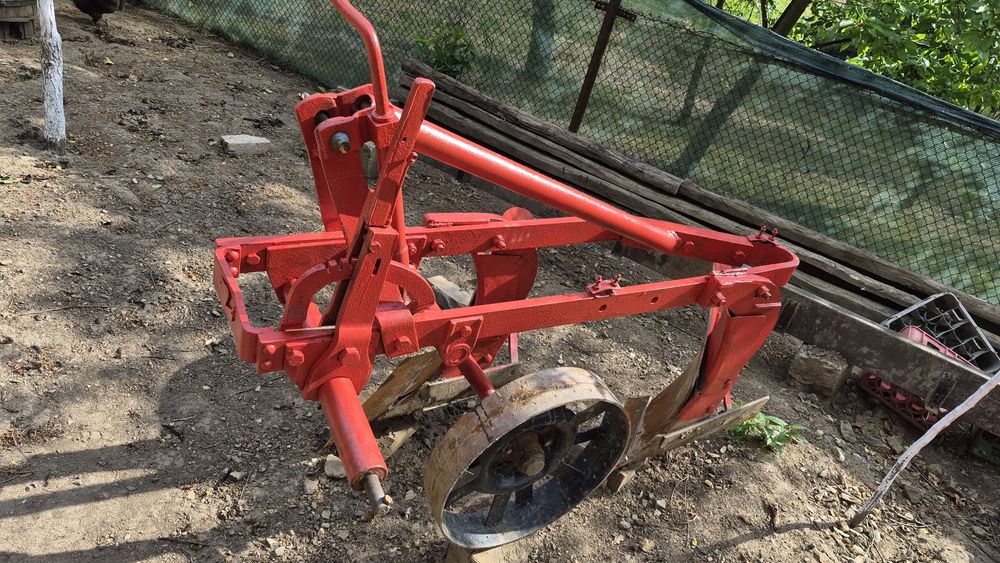 Vand plug tractor cu 2 trupite