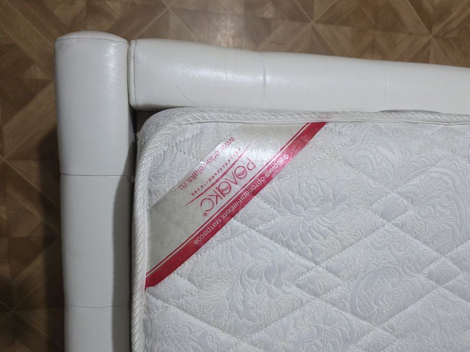 Кровать с матрасом