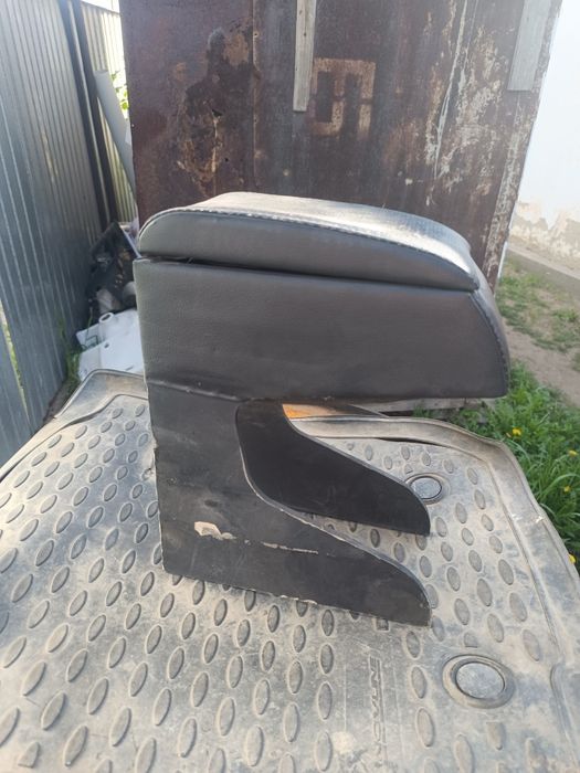 Подлокотник кейс на авто