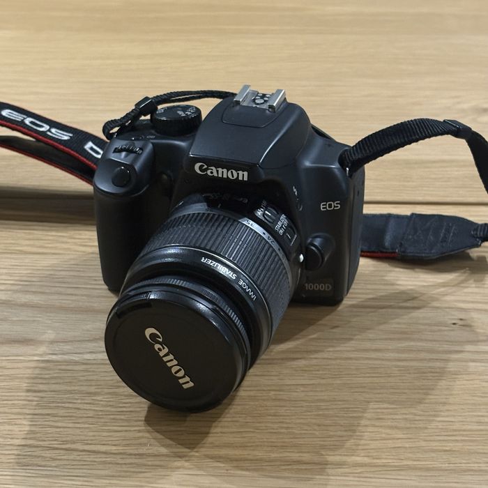 Canon EOS 1000D + 18-55mm IS обектив