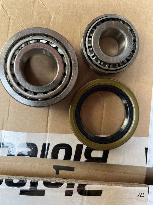 Продавам комплект предни лагери за Лада