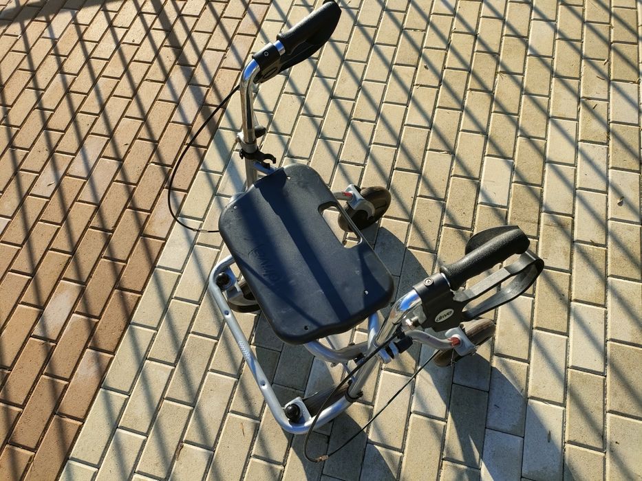 Vând rolator / cadru de mers cu 4 roți, potrivit pentru persoane în vâ