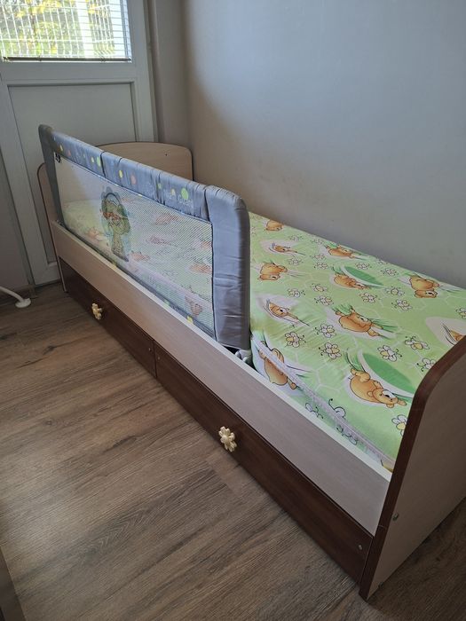 Детско обзавеждане легло+матрак+предпазител,бюро,шкаф-ракла