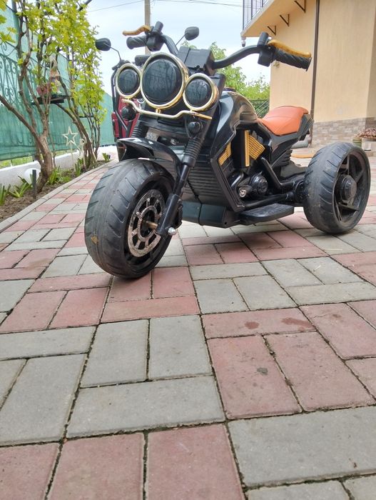 Motocicleta electrică tip"chopper"