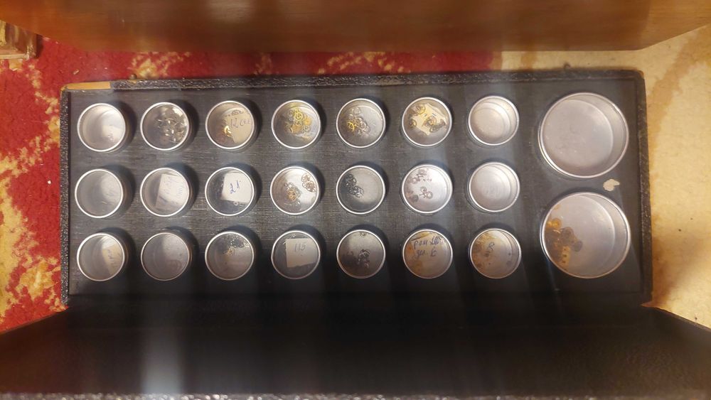 Часовникарски кутии с части за часовници