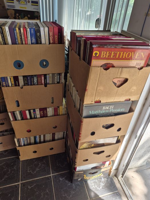 Vând un lot format din 200 de discuri de vinil cu muzică clasică