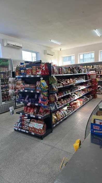 Двустранен островен стелаж за магазин с перфо гръб в тъмно сив мат