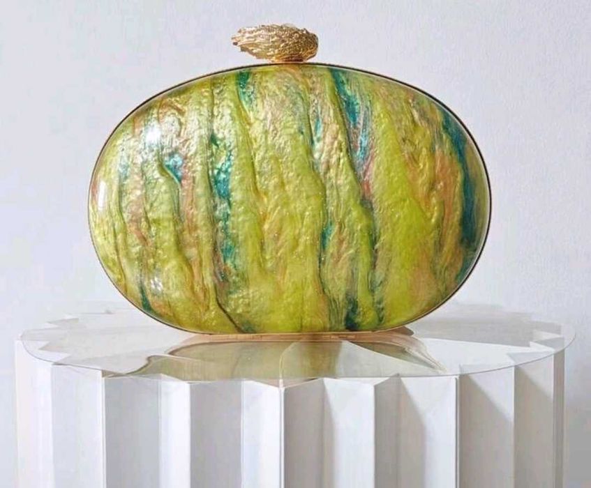 Елегантен клъч в зелени нюанси с перлена закопчалка