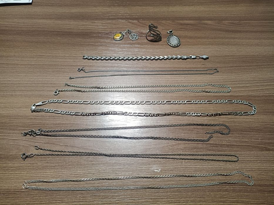 Продаю ломанное серебро 925пр.