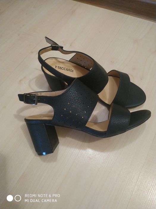 Босоножки черные